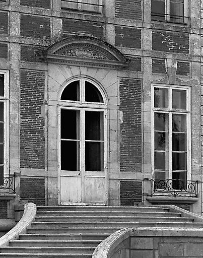 Façade nord-ouest : porte-fenêtre.