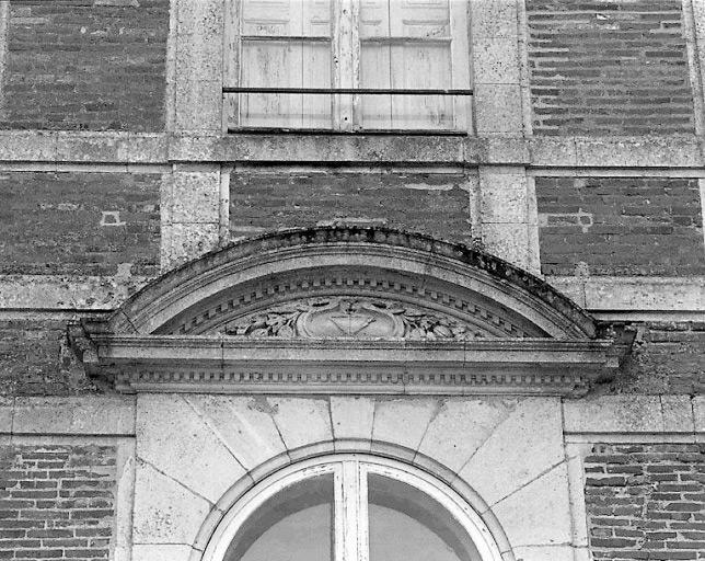 Façade nord-ouest : porte-fenêtre, détail du fronton.