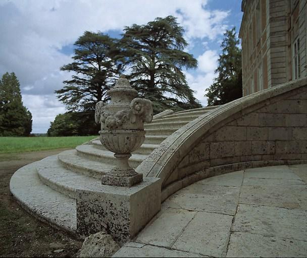 Façade nord-ouest : escalier extérieur, pot à feu.