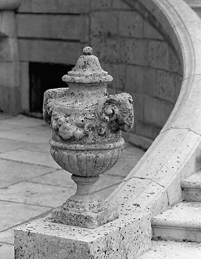 Façade nord-ouest : escalier extérieur, pot à feu avec bucranes.