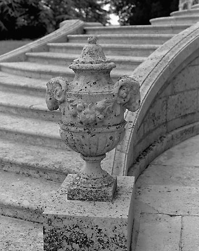 Façade nord-ouest : escalier extérieur, pot à feu avec bucranes.