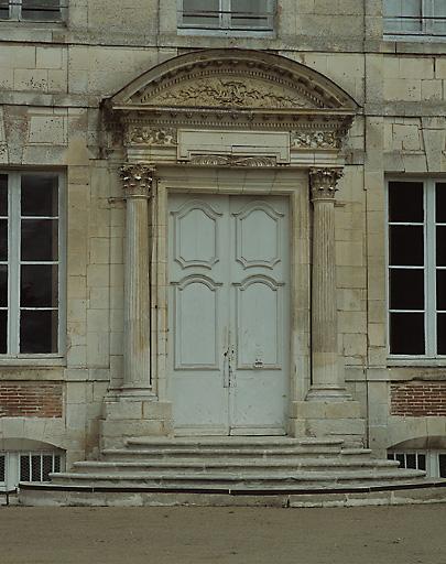 Façade sud : porte principale.