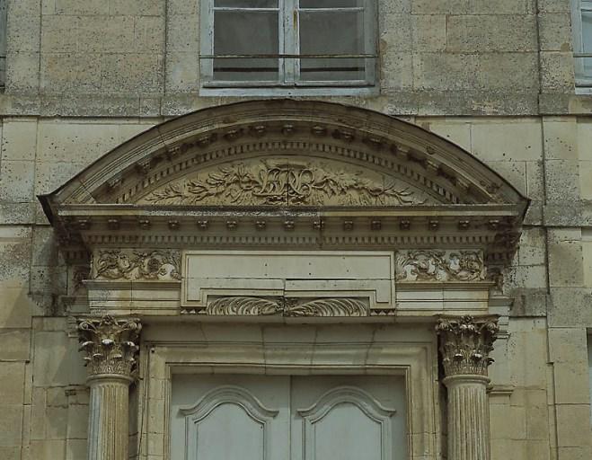 Façade sud : porte principale, détail de l'entablement et du fronton.