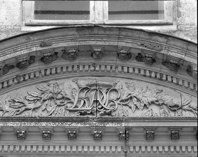 Façade sud : porte principale, détail du fronton.