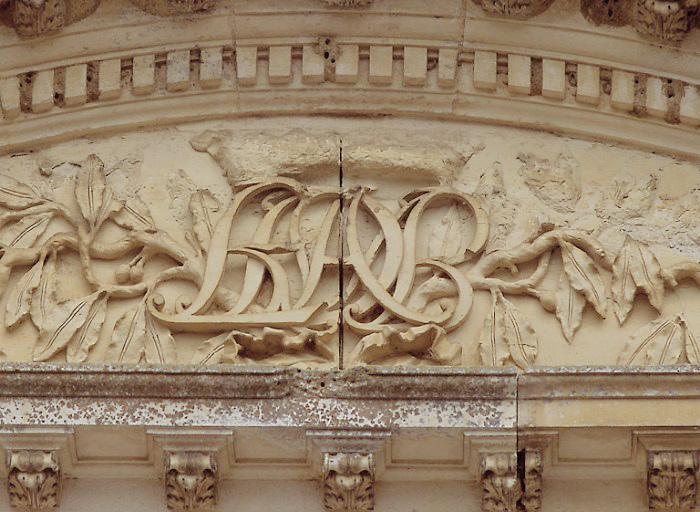 Façade sud : porte principale, détail du fronton avec monogramme L.D.M.A.B (Louise de Buffevent et Marie Anne de Bretagne)..