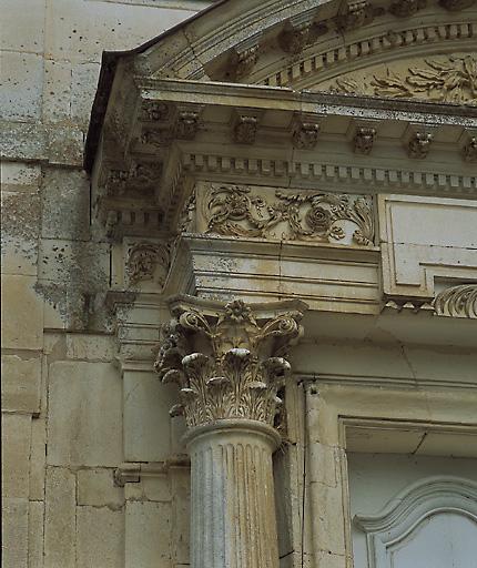 Façade sud : porte principale : détail de la colonne corinthienne et de l'entablement..