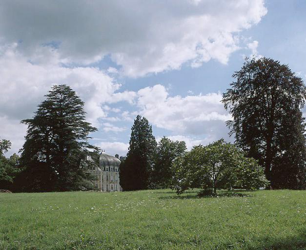 Vue du parc et château côté nord.