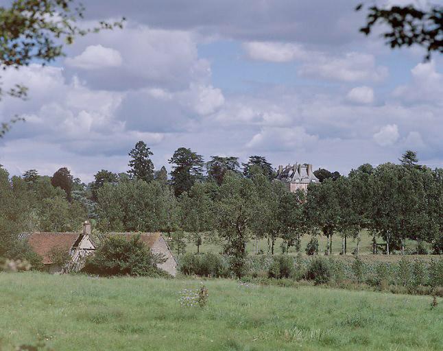 Vue du château prise du coteau, côté ouest.