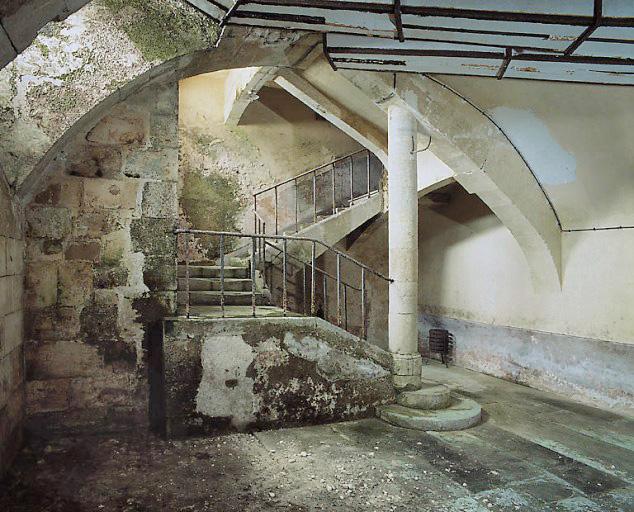 Escalier d'accès au sous-sol et départ de voûte.