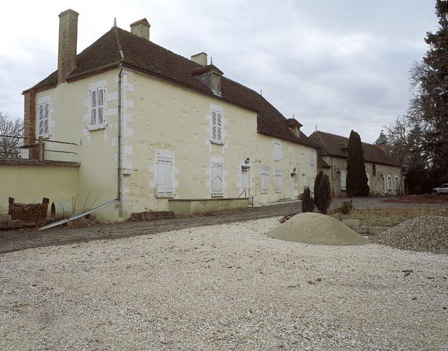 Logis : vue de volume sur cour.