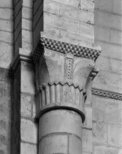 Chapiteau. Carré du transept, pilier sud-ouest, colonne engagée ouest.