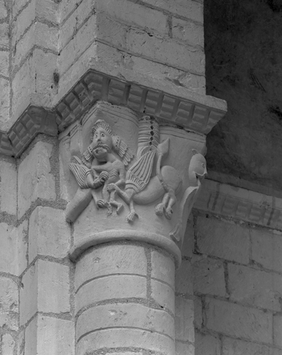 Monstre dévorant un homme. Carré du transept, pilier nord-est, colonne engagée est.