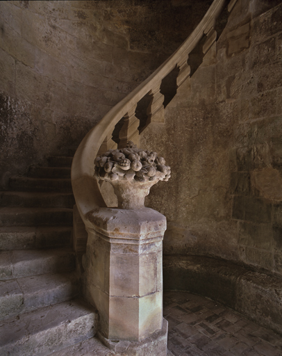 Escalier de l'ancien pavillon après restauration. Vue intérieure.