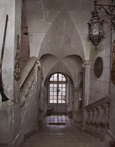 Vue intérieure : escalier.