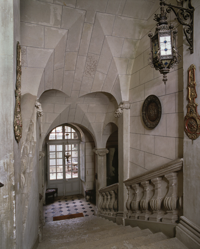 Vue intérieure : escalier.