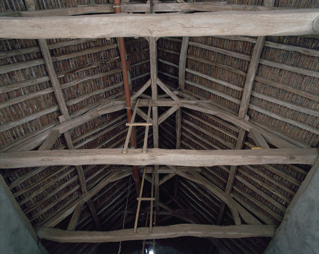 Grange. Vue intérieure. Vue de la charpente.