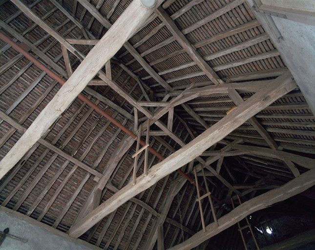 Grange. Vue intérieure. Vue de la charpente. Détail du contre-faitage.