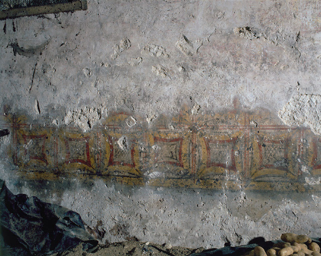 Vue intérieure de la chapelle. Peintures murales situées sur le mur Nord.