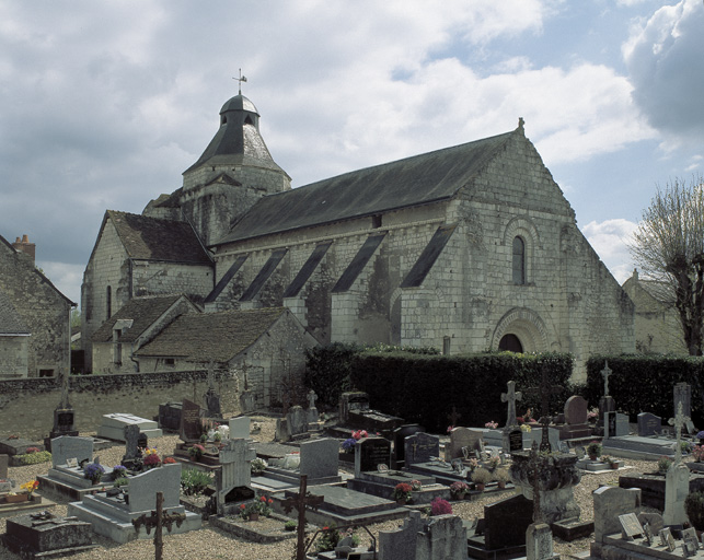 Vue générale au nord avec le cimetière au premier plan