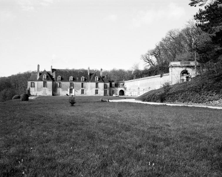 Vue générale de la façade nord-est, des caves troglodytes et de l'Orangerie.