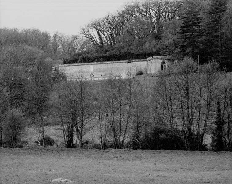 Vue d'ensemble des caves troglodytes et de l'Orangerie.