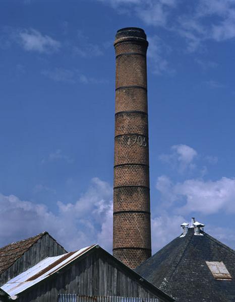 Cheminée du four portant la date de 1905.