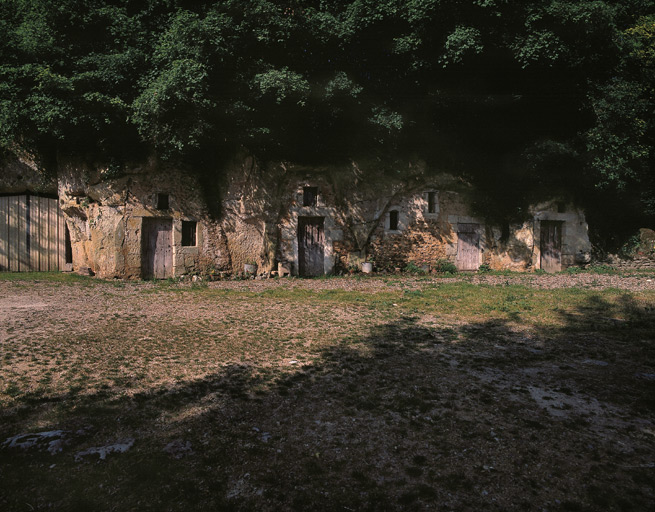 Vue d'ensemble des habitations troglodytiques.