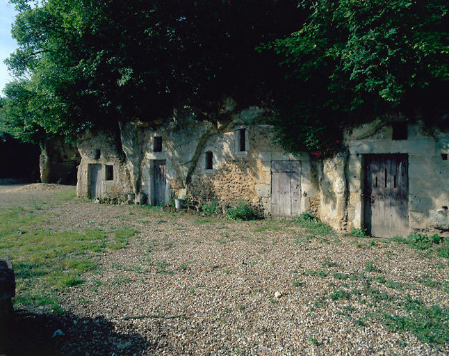 Vue d'ensemble des habitations troglodytiques.