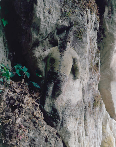 Sculptures ornant l'entrée de la cave. Petit personnage sculpté sur l'aplomb de la roche.