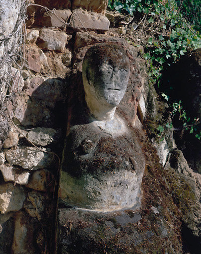 Sculptures ornant l'entrée de la cave. Buste placé à l'extrémité de la partie droite de l'entrée.