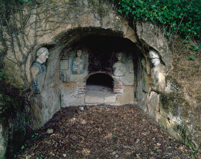 Vue d'ensemble des sculptures ornant la partie extérieure du four à pain.