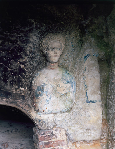Buste de femme placé à droite de l'entrée du four.