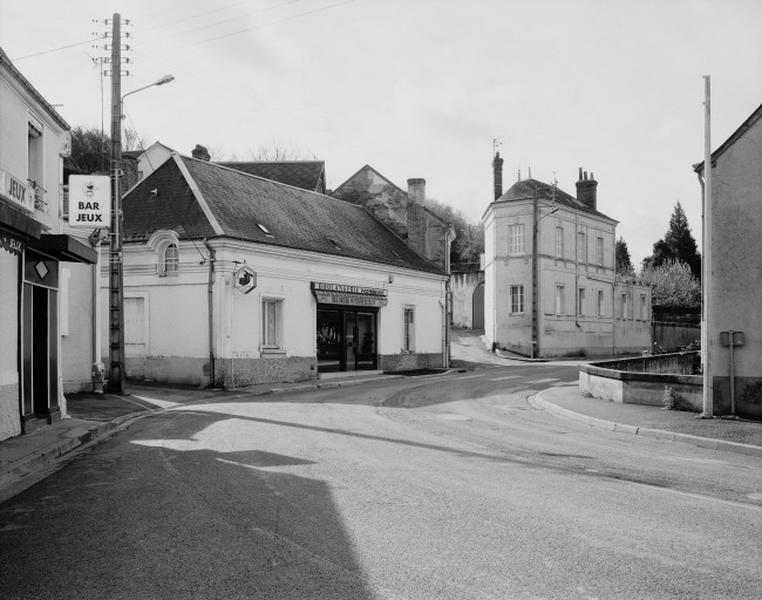 Vue du n°6 rue du maréchal Leclerc et de l'angle de la rue du Calvaire.