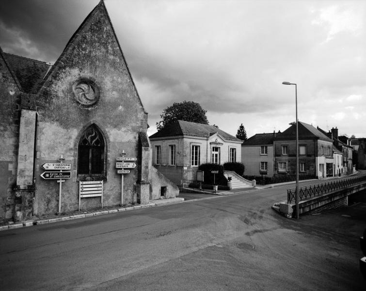Vue de l'église, de la mairie et des n°6-8 rue Racan.