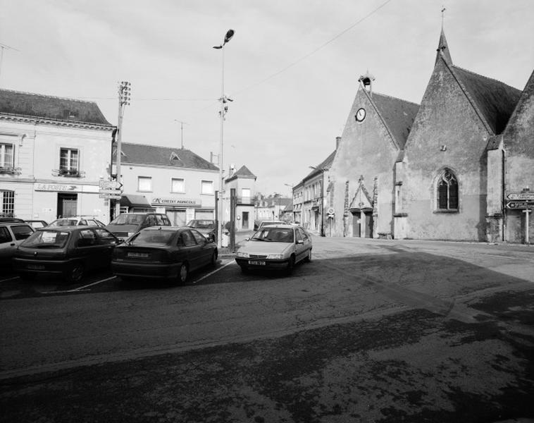 Vue de la place de la République avec l'église, la rue de la gare, les n°3-5 de la place.
