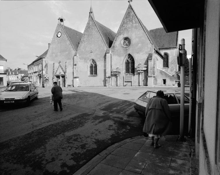 Vue de l'église prise depuis la place de la République.