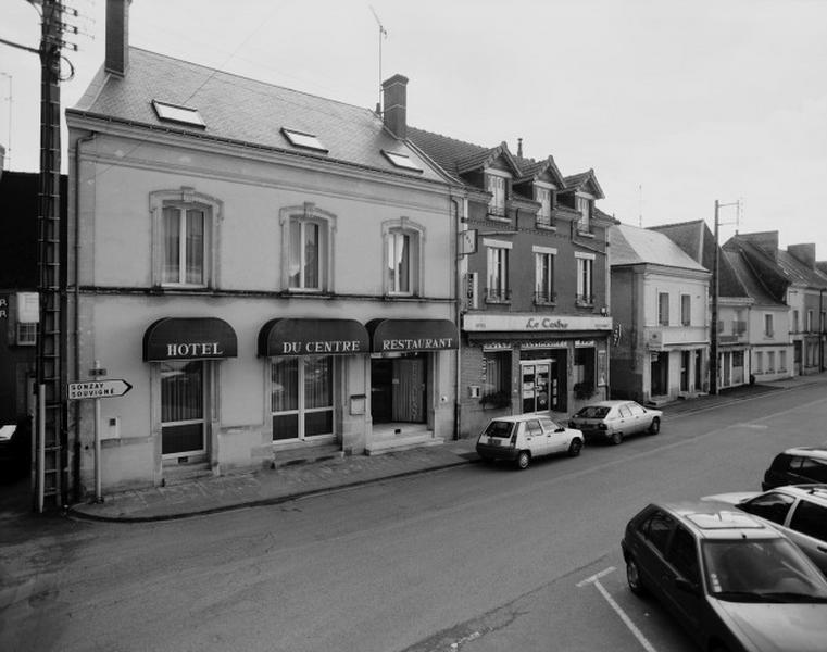 Vue des n°4-6 place de la République.