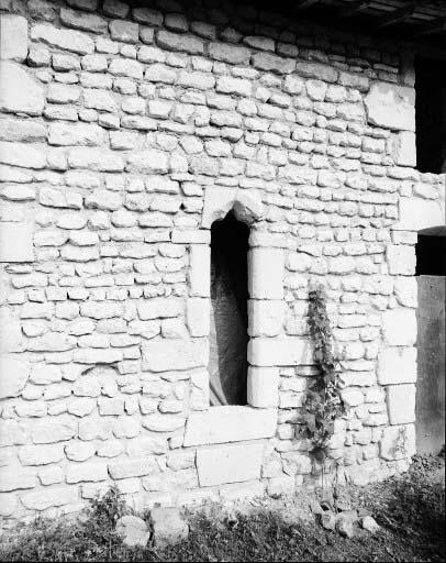 Détail d'une baie du premier logis, façade sud.