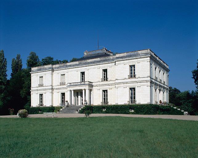 Vue d'ensemble de la façade principale, au sud-est.