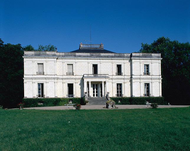 Vue géométrale de la façade principale, au sud-est.