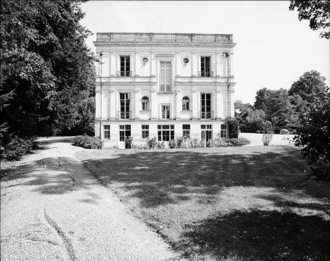 Vue d'ensemble de la façade latérale ouest.