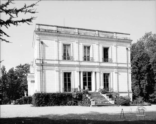 Vue d'ensemble de la façade latérale est.