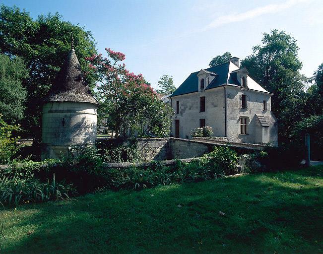 Logis seigneuriale et tour.