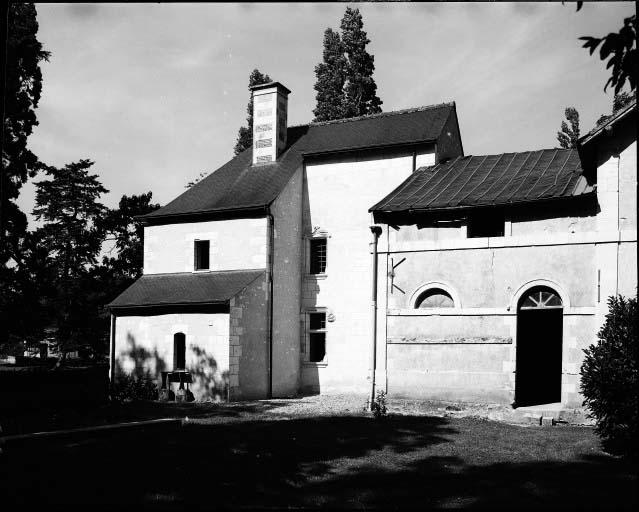 Logis seigneurial et écuries, à l'est.