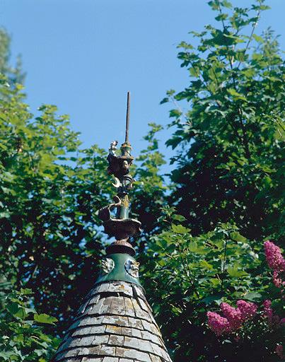 Tour aménagée en pigeonnier : détail de l'épi de faîtage.