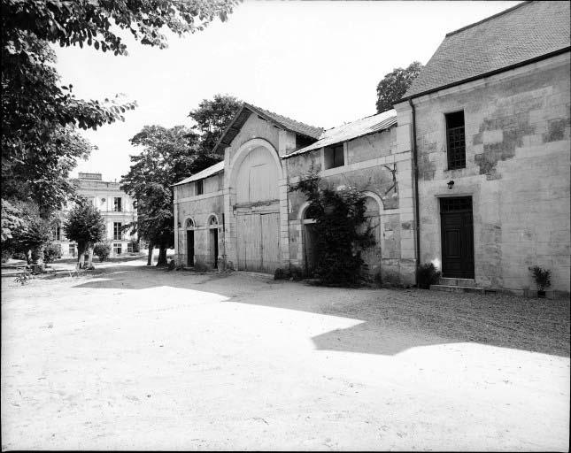 Ecuries ; vue d'ensemble à l'ouest.