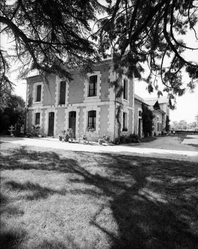 Maison de gardien et chais.