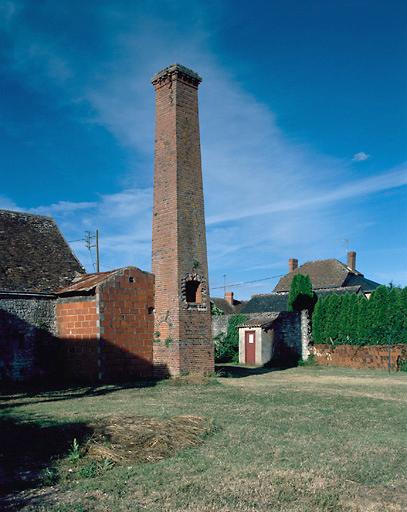 Cheminée du four vertical, d'une hauteur totale de 12 mètres.