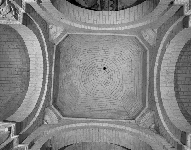 Coupole sur trompes de la croisée du transept.