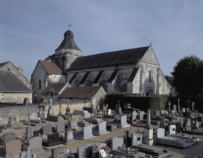 Vue générale au nord avec le cimetière au premier plan